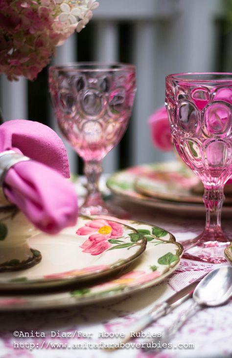 Pretty Spring Table Inspiration - Whispering Pines Homestead Farmhouse Christmas Kitchen, Pink Sari, Spring Table Settings, Pretty Bouquet, Whispering Pines, Franciscan Desert Rose, Sweet Bouquet, Table Inspiration, Pretty Tables