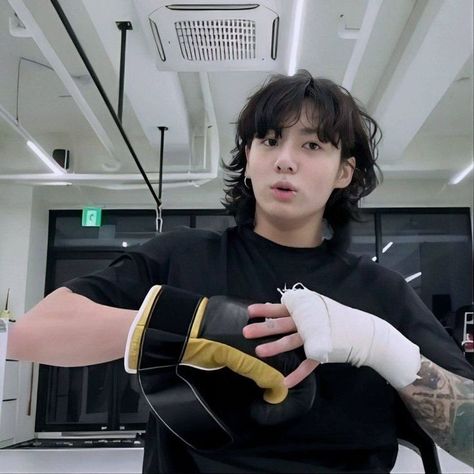 seeha⁷ on Twitter: "Jungkook being the Muscle Bunny making ARMYs go gaga over him!!! A Thread🧵 : https://t.co/LTm1fxv4At" / Twitter Jungkook Live, Love Me Forever, Korean Group, World Records, Kim Seokjin, Bts Jungkook, Kim Namjoon, Min Yoongi, Jeon Jungkook