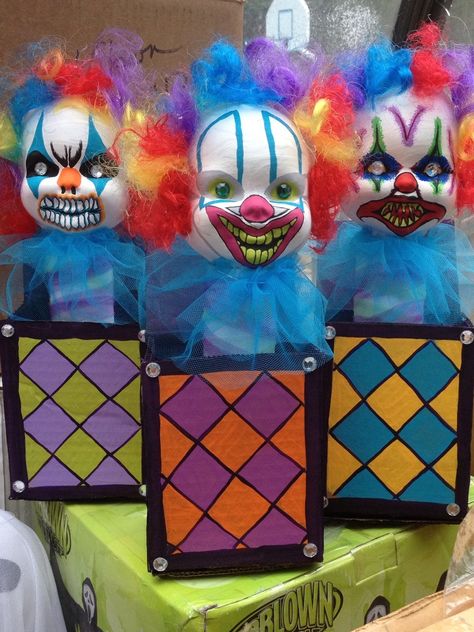 Clown in the box....This is why I'm not a fan of clowns but I am not Coach Cowling scared. :O Clowns Halloween Decorations, Scary Carnival, Halloween Maze, Creepy Carnival, Halloween Circus, Mascaras Halloween, Clown Halloween, Creepy Halloween Decorations, Halloween Clown