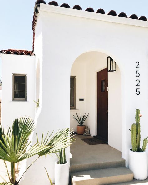 This Los Angeles Bungalow Hides a (Nearly) Invisible Shield of High-Tech Home Protection - Dwell California Spanish Bungalow, Modern Adobe, Apartemen Studio, Spanish Bungalow, Spanish Modern, Arch Doorway, Loft Interior, Sunset Magazine, Spanish Style Home