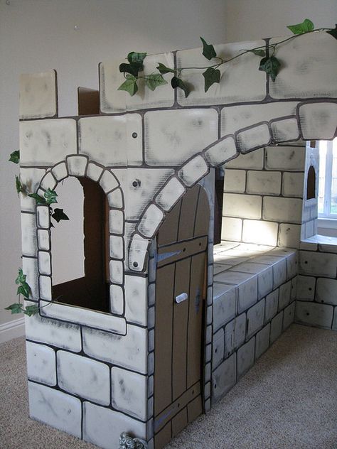 Castle Painting so cool Eyfs Fairytales, Daycare Outdoor, Prince Room, Cardboard Playhouse, Castle Party, Cardboard Castle, Knight Party, Medieval Party, Castle Painting