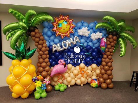 Balloon Palm Tree, Adult Luau Party, Summer Balloons, Moana Theme Birthday, Hawaii Themed Party, Moana Theme, Hawaii Theme, Hawaiian Party Decorations, Flamingo Birthday Party