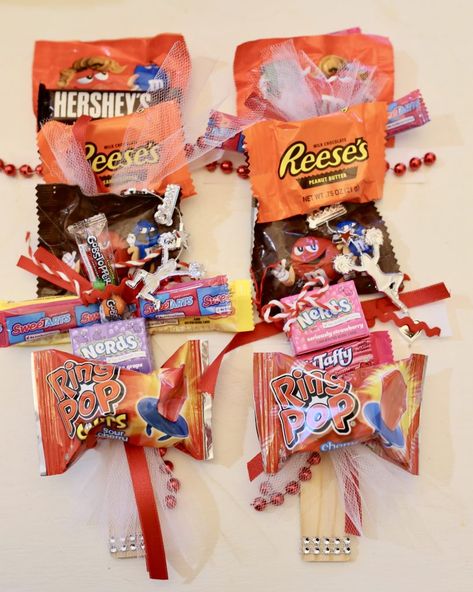 Easy DIY Candy Spirit Sticks | CuterTudor Candy Spirit Sticks, Cheerleading Snacks, School Spirit Crafts, Cheer Snacks, Cheer Spirit Sticks, Cheer Treats, Easy Diy Candy, Spirit Sticks, Spirit Bags