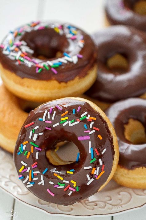 Chocolate Frosted Donuts with Sprinkles // Life Made Sweeter Donuts With Sprinkles, Animated Food, Cake Donuts Recipe, Donuts Donuts, Chocolate Glazed Donuts, Yum Recipes, Recipe Cake, Recipes Baking, Decadent Chocolate Cake