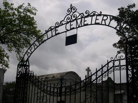 Lafayette Cemetery New Orleans Graveyard Gates Entrance, Cemetery Date, Cemetery Entrance, Cemetery New Orleans, Gothic Cemetery, Cemetery Gates, Lafayette Cemetery, Goth Stuff, Gate Decoration