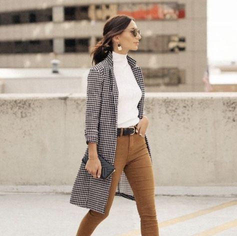 Houndstooth blazer + white turtleneck + khaki pants Houndstooth Pants Outfit, Houndstooth Blazer Outfit, Houndstooth Outfit, Turtleneck And Blazer, Blazer White, Look Retro, White Turtleneck, Houndstooth Blazer, Stylish Work Outfits