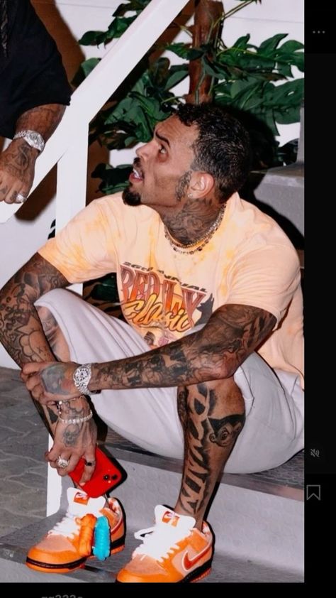 Breezy Chris Brown Wallpaper, Chris Brown Tattoos, Jay Cinco, Chris Brown Photos, Drip Ideas, Chris Brown Photoshoot, Chris Brown Outfits, Chris Brown Style, Chris Brown Wallpaper