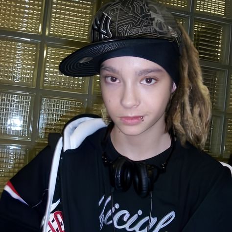 Tom Kaulitz 2000s, King Tom, Kaulitz Twins, Tokyo Hotel, Georg Listing, Best Guitarist, Tokyo Hotels, Tommy Boy, Men's Toms