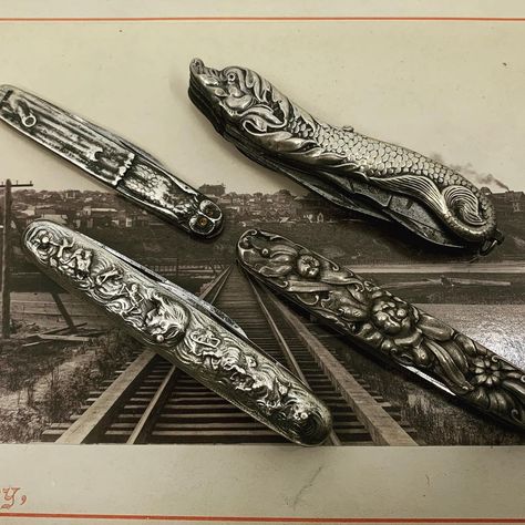 Anthony Berg on Instagram: “Silver handled pocket knives. #antiquepocketknife #pocketknife #knife #oldknife #sterling #silverknife #knifenut #vintageknifes #knives…” Antique Pocket Knife, Pocket Knives, Booth Display, Antique Collection, Pocket Knife, Vintage Collection, Rocker, Flower Pots, Silver