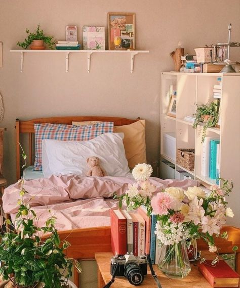 Ditsy Bedroom Ideas, Urban Outfitters Cottagecore, Bedroom Ideas Funky, Dutch Pastel Aesthetic Bedroom, Room Color Schemes Bedroom, Room Ideas Floral, Pastel Room, Room Deco, Redecorate Bedroom