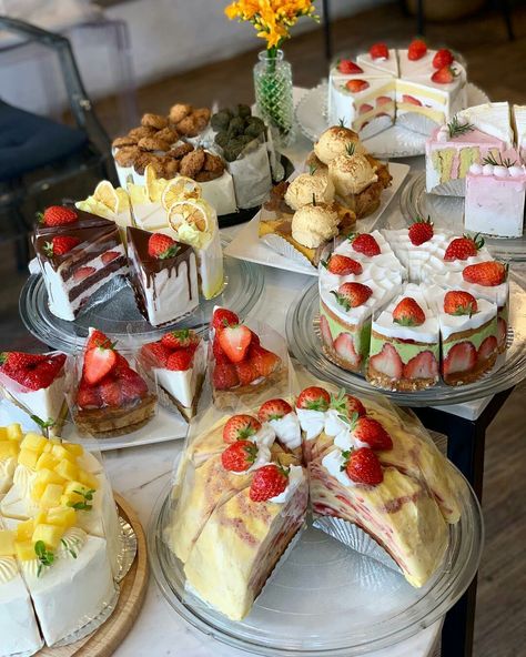 Tummy Yummy, Decorações Com Comidas, Dessert Spread, Just Cakes, Bakery Cafe, Cute Desserts, Breakfast Dessert, Cafe Food, Pretty Food