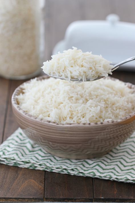 How to cook long grain white rice to achieve a perfectly tender and fluffy texture every time. This is a simple but reliable method. White Rice Recipes, Rice On The Stove, How To Boil Rice, Cook Rice, Rice Recipes For Dinner, Perfect Rice, Rice Side Dishes, Cooking White Rice, Fluffy Texture