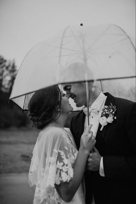 Wedding Pictures Rain, Wedding Rain Photography, Rainy Day Wedding Pictures, Rain Wedding Photos, Pictures In The Rain, Rainy Wedding Photos, Rain Wedding, Rainy Day Wedding, Umbrella Photo