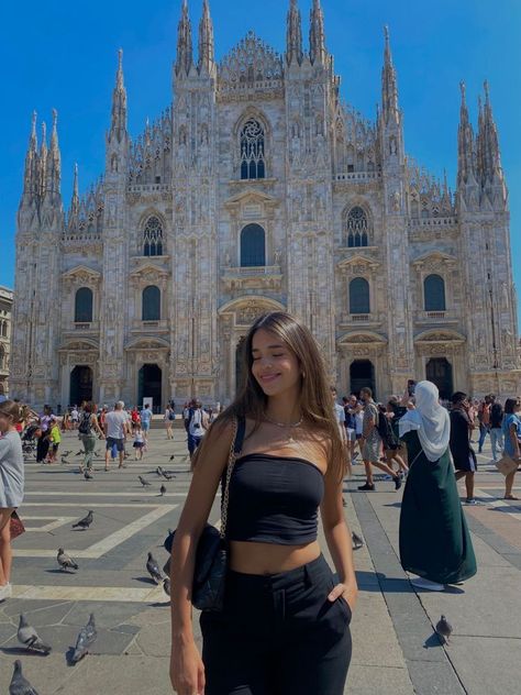 Milan Night Outfit, Milan Italy Instagram Pictures, Italy Instagram Posts, Italy Poses Instagram, Milan Aesthetic Outfit, Milan Pics Ideas, Milan Photoshoot Ideas, Milan Instagram Pictures, Milan Picture Ideas