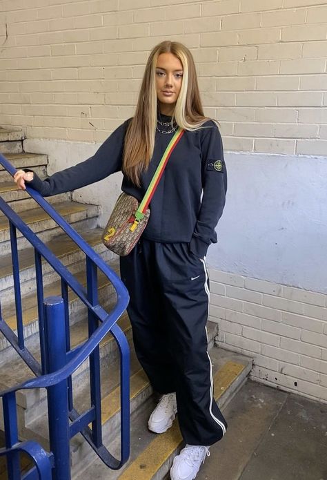 Gorp Core Female, Women Gorpcore Outfit, Winter Gorpcore Outfits, Gorpe Core Fashion, Stone Island Aesthetic, Stone Island Outfit, Gorpcore Fleece Outfit, Streetwear Photoshoot, Island Outfit