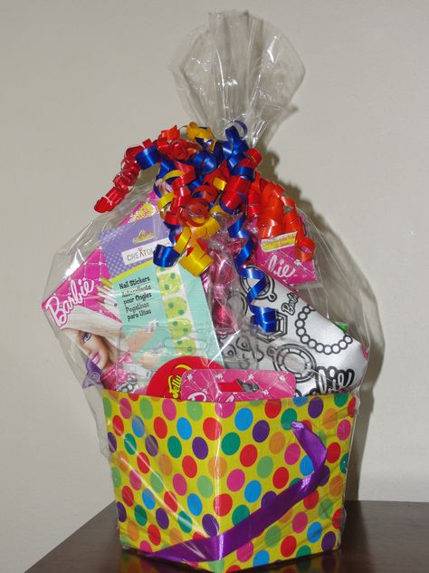 Kid birthday gift basket Kid Gift Basket Ideas, Pokloni Za Rodjendan Ideje, Gift Basket Ideas Birthday, Birthday Baskets, Birthday Gift Basket, Baskets Diy, Kids Gift Baskets, Kids Baskets, Birthday Basket