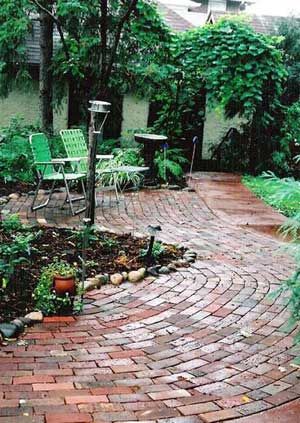 I like how the bricks move around the space, almost like they are a stream of water.  It flows well even though its a small space.  That's just what I'm looking for! Small Brick Patio, Patio Chico, Design Per Patio, Small Patio Design, Brick Paver Patio, Brick Patterns Patio, Patio Layout, Brick Patio, Patio Pavers Design