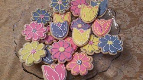 Tulip Cookies, Daisy Cookies, Royal Icing Flowers, Flowers For Mom, Icing Flowers, Spring Cookies, Flower Outline, Royal Icing Decorations, Cookie Icing