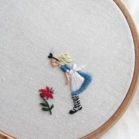 Tiny Embroidery Ideas, Embroidery Characters, Alice In Wonderland Embroidery, Story Embroidery, Micro Embroidery, Embroidery Artwork, Story Tale, Madness Returns, Hoop Embroidery