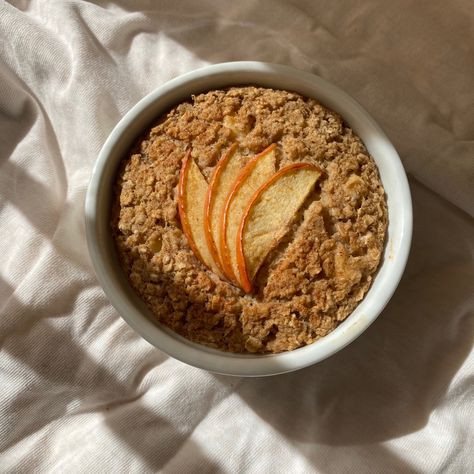 Baked Oatmeal Aesthetic, Oats Breakfast Aesthetic, Baked Oats Aesthetic, Apple Pie Oats, Apple Pie Baked Oatmeal, Apple Oats, Apple Pie Oatmeal, Apple Breakfast, Plats Healthy