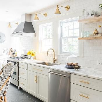 Don't think I like all the exposed silver appliances with gold hardware  White and Gold Kitchen with Bertazzoni Range Bertazzoni Range, Model Dapur, Farmhouse Kitchen Lighting, Kitchen Finishes, Kabinet Dapur, Gold Kitchen, Kitchen Hardware, Kitchen Lighting Fixtures, Beach Design