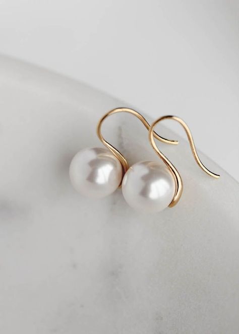 Gold bridal earrings for the style obsessed bride 19 Jewelries Aesthetic, Pearl Earrings Aesthetic, Pearl And Gold Jewelry, Modern Bridal Earrings, Wedding Pearl Earrings, Modern Pearl Jewelry, Modern Pearl Earrings, Pearl Earrings Designs, Pearl Bridal Earrings