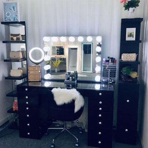 Vanity Makeup Rooms, Black Makeup Vanity, Apartment Decorating For Couples, Black Room Decor, Beauty Room Vanity, Room Organization Bedroom, Room Vanity, Luxury Room Bedroom, Vanity Table Set