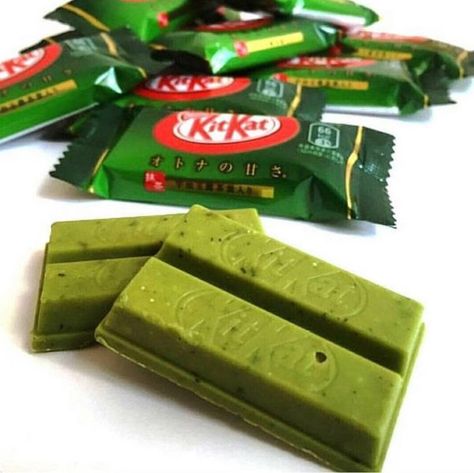 Green Tea Kit Kat, Matcha Kit Kat, Popular Japanese Snacks, Kit Kat Flavors, Green Tea Chocolate, Matcha White Chocolate, Sweet Matcha, Japanese Chocolate, Green Tea Ice Cream