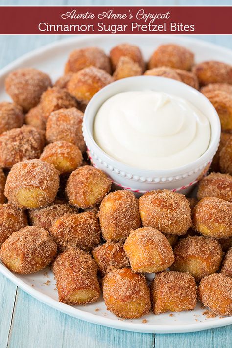 Copycat Auntie Anne's Cinnamon Sugar Pretzel Bites - these taste just like Auntie Anne's but you get this amazing sweet cream cheese dipping sauce with them and they are like eating mini cinnamon roll pretzels! Cinnamon Sugar Pretzel Bites, Cinnamon Sugar Pretzels, Super Bowl Food, Snacks Für Party, Yummy Sweets, Cinnamon Sugar, Yummy Appetizers, Finger Food, Pretzel Bites