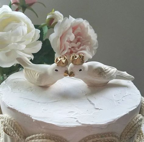 Royal Love Birds Cake To;pper Gold And White Cake, Snow White Wedding, Chinoiserie Wedding, Bird Cake Topper Wedding, Wedding Cake Birds, Bird Cake Toppers, Wedding Birds, Ceramic Home Decor, Forest Theme Wedding