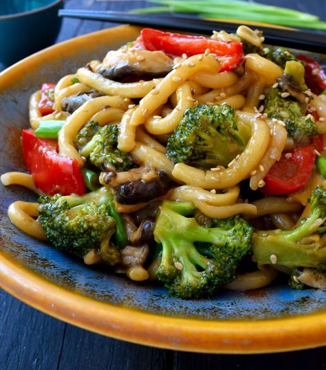 This recipe for vegetable udon stir fry is quick and easy, ready in just fifteen minutes and a great weeknight dinner idea. Vegetable Udon, Chinese Cabbage Stir Fry, Udon Stir Fry, Udon Noodles Recipe, Macrobiotic Diet, Vegetarian Noodles, Udon Recipe, Korean Ramen, Vegetable Stir Fry Recipe