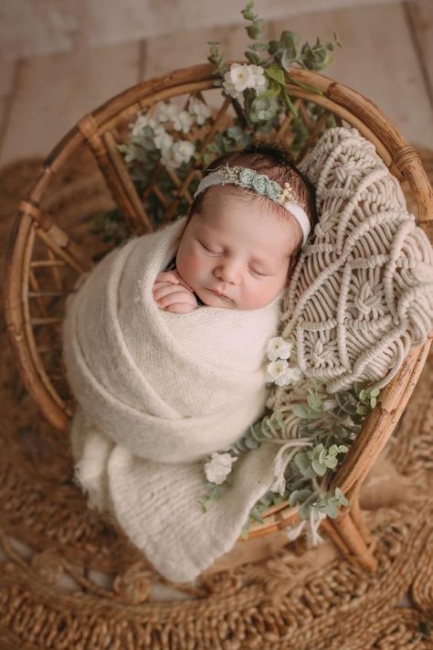 Floral Newborn Pictures, Fall Newborn Photo Ideas, Newborn Baby Girl Photoshooting, Newborn Photos Winter, Newborn Boho Photography, Boho Newborn Photos, Woodland Newborn Photography, Neutral Newborn Photos, Newborn Photography Flowers