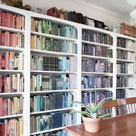 Color coded bookshelf always look so aesthetic CC: newleafwriter(ig) #bookshelf #bookshelves #booklovers #bookshelfideas Dream Bookshelf Aesthetic, Color Coded Library, Bookshelves Color Coded, Color Coded Books, Bookshelf Color Organized, Color Organized Bookshelf, Colorful Library Aesthetic, Colour Coded Bookshelf, Color Coordinated Bookshelf