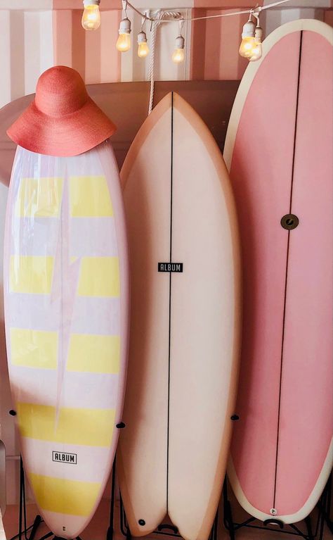 Pink Surfboard Aesthetic, Cute Surfboards, Surfboards Wallpaper, Surfboard Wallpaper, Pink Surfboard, Surfboard Painting, Surfer Lifestyle, Surf Aesthetic, Surfboard Decor