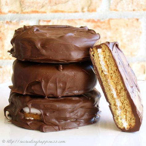 {Gluten Free} Moon Pie Cookies recipe... From one of my favorites: Recreating Happiness. This looks delish! Moon Pies Recipe, Moon Pie, Chocolate Peppermint Cookies, Moon Pies, Peppermint Cookies, Gf Desserts, Southern Food, Parade Float, Gluten Free Sweets