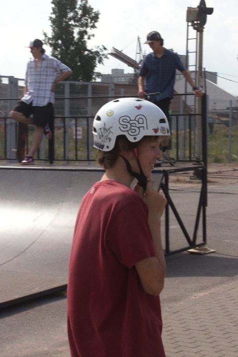 Skater Helmet Aesthetic, Skate Outfits, Skating Helmet, Skate Outfit, Skate Helmet, Skating Aesthetic, Skateboard Helmet, 11th Grade, Handbag Essentials