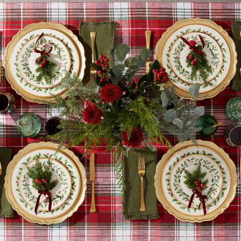 Ideas Decoracion Navidad, Christmas Table Setting, Holiday Dinnerware, Tartan Christmas, Christmas Tablescape, 12 December, Christmas Tablescapes, Christmas Dining, Christmas Table Settings