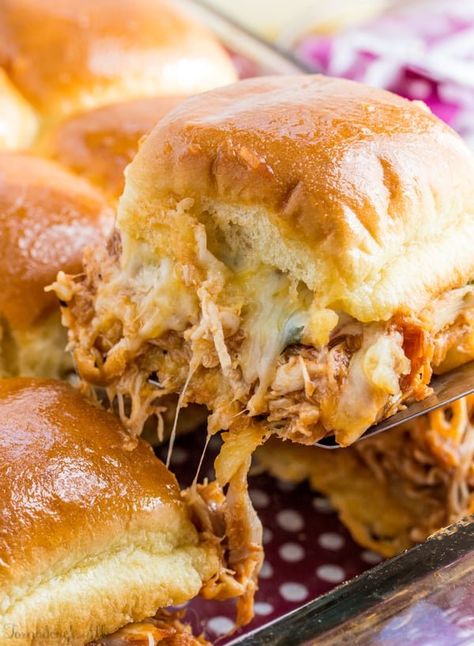 Hawaiian Bbq Chicken, Savory Sandwiches, Tasty Sandwiches, Bbq Sliders, Sliders Recipes, Recipes Sandwiches, Luau Ideas, Sliders Recipes Chicken, Bbq Chicken Sliders