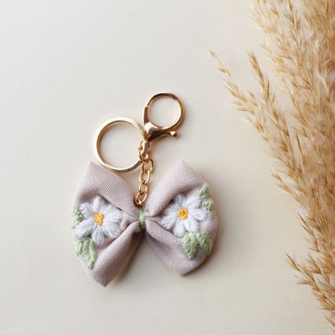 Embroidered Keychains, Keychain Embroidery, Sui Dhaga, Embroidery Jewellery, Embroidery Keychain, Embroidered Accessories, Fabric Keychain, Diy Makeup Bag, Embroidery Accessories