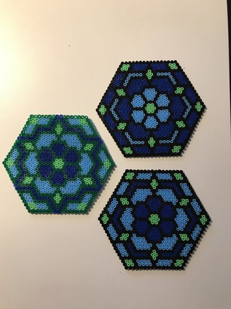 Small Hexagon Perler Bead Patterns, Perler Bead Patterns Hexagon Board, Pearl Plates, Melt Beads, Hama Mini, Hamma Beads Ideas, Jewelry Box Design, Beaded Banners, Hamma Beads