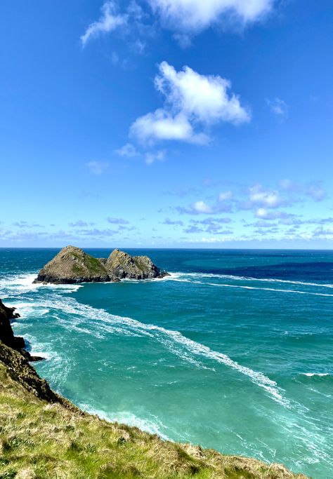 I explore Cornwall as much as I can - taking inspiration photographs that I can use for reference for my paintings.  I take more photographs than I do make paintings!!  I also love sharing how beautiful Cornwall is - bringing Cornwalls to your screen  This is the beautiful Gull Rocks at Holywell Bay.  An iconic view in Cornwall.  This was a gloriously sunny day and the waters were crystal clear and the most incredible shade of turquoise  #cornwall #holywellbay #newquay #ocean #beach #inspiration Holywell Bay Cornwall, Holywell Bay, Coastal Photos, Peak District England, Castles In Wales, London Castles, Cornwall Beaches, Newquay Cornwall, Beach Inspiration