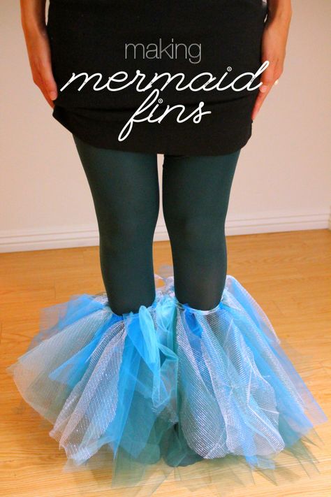 diy mermaid fins so you can dance instead of just 'wiggle' (use with scale pattern leggings) Mermaid Fins, College Halloween Party, Mermaid Costume Diy, Mermaid Fin, Baby Kostüm, Halloween Costumes College Girls, Mermaid Halloween, Diy Costumes Kids