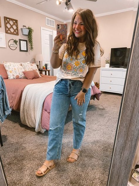 New Year Casual Outfit Ideas, Plus Size Summer Outfits Jeans, Summer Mom Outfits 2024 Midsize, Casual Mom Jeans Outfit Spring, Work Casual Outfit Plus Size, Spring Mom Jeans Outfit, Milenial Mom Outfit, Cute Mom Jeans Outfit Summer, Spring Outfits Mom Style