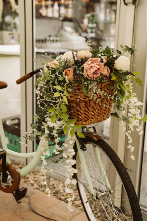 Wedding Bicycle Decoration, Phoebe Wedding, Wedding Bike, Garden Bicycle, Old Fashioned Bike, Centrepiece Wedding, Marriage Conference, Bike Planter, Bike Decor