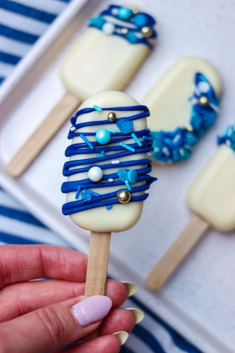 Graduation Cake Ideas, Blue Cake Pops, Graduation Cake Designs, Popsicles Cake, Grad Cake, Blue Desserts, Chocolate Covered Treats, Cake Mixture, Design Cake