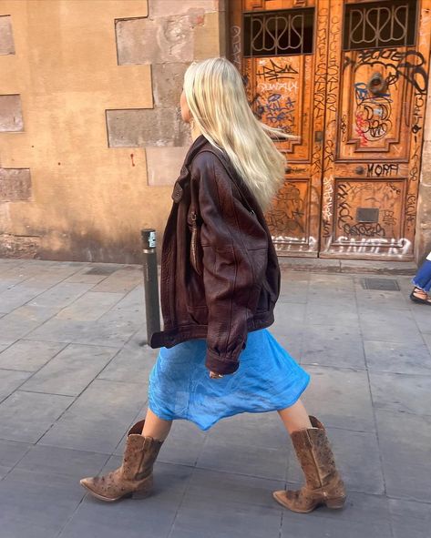 Brown Cowboy Boots Outfit Winter, Soft Grunge Outfit, Cowboy Boots Outfit Winter, Brown Cowboy Boots Outfit, Photoshoot Wallpaper, Boots Skirt, Nails Star, Cowboy Boots Outfit, Cowboy Boot Outfits