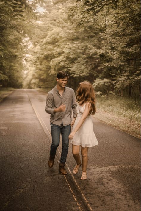 Road Poses Photography Couples, Engagement Photos Road, Wood Couple Photoshoot, Dirt Road Couple Photoshoot, Road Engagement Photos, Couple Photoshoot Woods Forests, Engagement Photos Forest Woodsy, Drawing Movement, Woods Photos