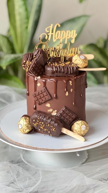 Overloaded Chocolate Cake, Tall Chocolate Cake, Floral Cake Ideas, Nikkah Cake, Chocolate Birthday Cake Decoration, Pastel Chocolate, Happy Birthday Chocolate Cake, Learn Cake Decorating, Tall Cake