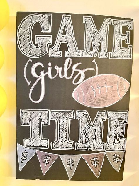 Here are some cheap yet elegant football party decorations for girls. A balloon goal post is a great backdrop. You can create these easy DIY ideas for adults but it’s also great for a girly birthday party. Girly Tailgate Party, Cricut Football Party Ideas, Pink Football Party, Girl Football Party, Girls Flag Football, Fantasy Football Party, Fantasy Football Draft Party, Football Party Ideas, Party Ideas For Girls