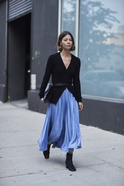 Blue Pleated Skirt, New York Fashion Week Street Style, New Street Style, Trendy Skirts, Outfits 2017, Street Style Trends, Spring Street Style, Midi Skirts, Skirt Outfit